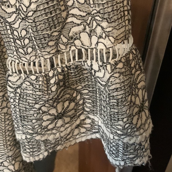 One One Six woman’s dress. Black and white lace size small - Picture 6 of 9
